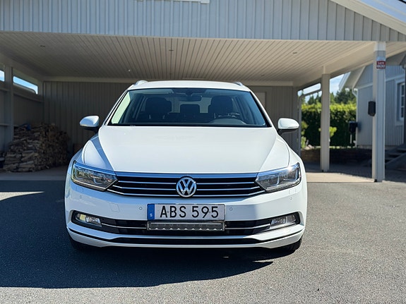Volkswagen Passat 2 of 5
