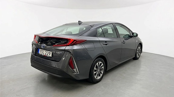 Toyota Prius Plug-in Hybrid 3 of 5