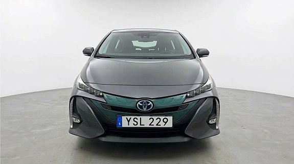 Toyota Prius Plug-in Hybrid 2 of 5