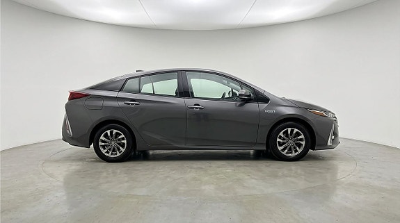 Toyota Prius Plug-in Hybrid 4 of 5