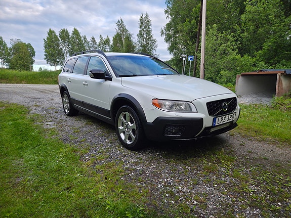 Volvo XC70 2 of 5