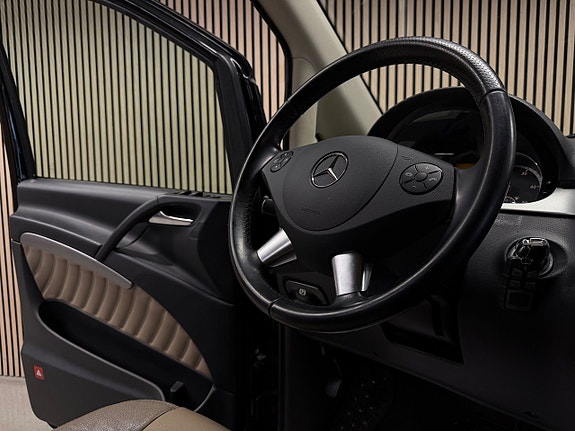 Mercedes-Benz Viano 27 of 30