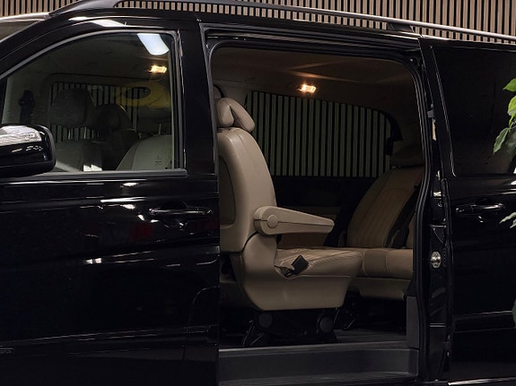 Mercedes-Benz Viano 9 of 30