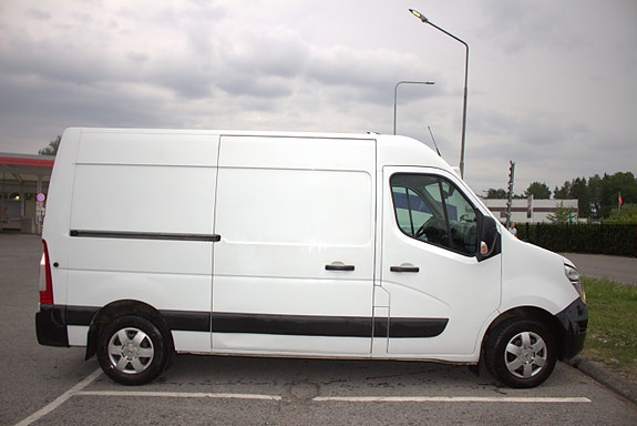 Nissan NV400 2 of 5