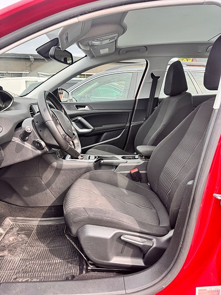 Peugeot 308 SW 10 of 13