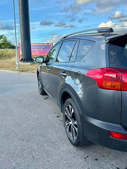 Toyota RAV4 4 of 30