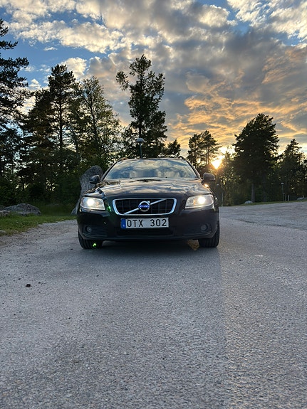 Volvo V70 2 of 5