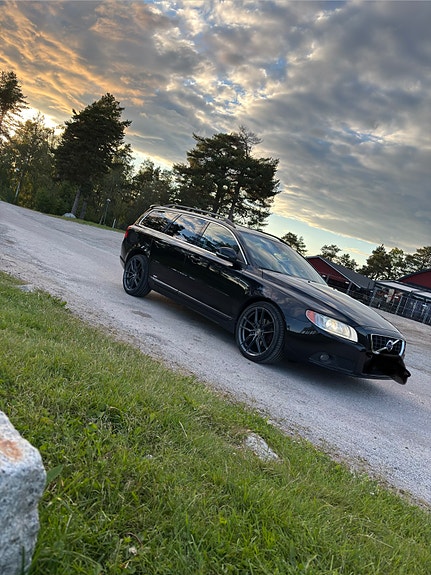 Volvo V70 3 of 5