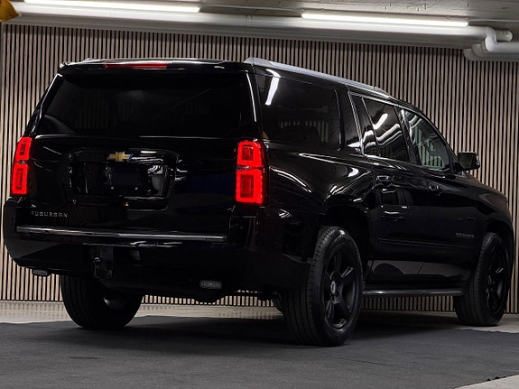 Chevrolet Suburban 10 of 30
