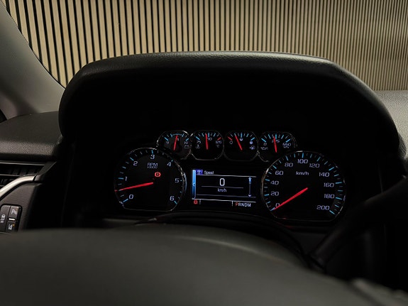 Chevrolet Suburban 26 of 30