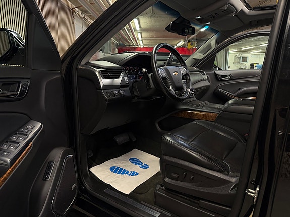 Chevrolet Suburban 18 of 30