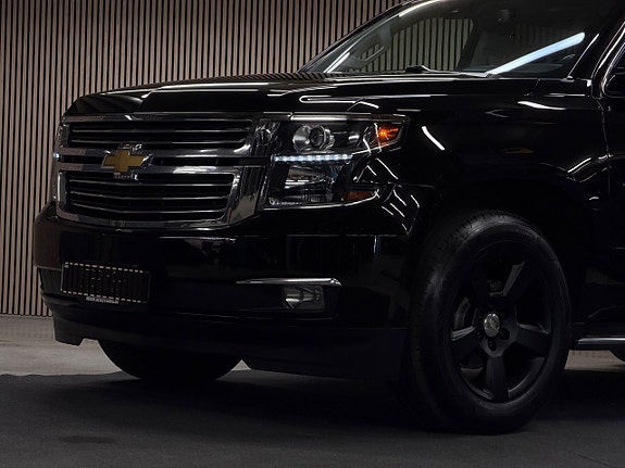 Chevrolet Suburban 4 of 5
