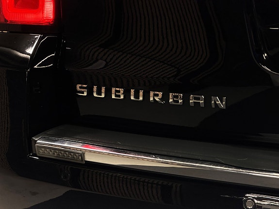 Chevrolet Suburban 16 of 30