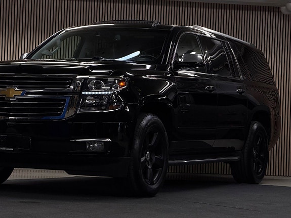 Chevrolet Suburban 3 of 5