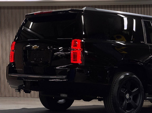 Chevrolet Suburban 12 of 30