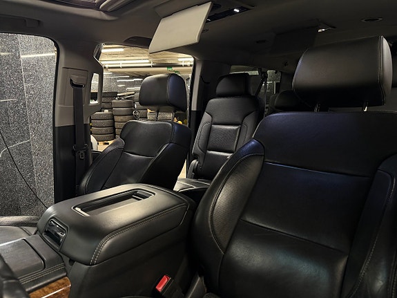 Chevrolet Suburban 29 of 30