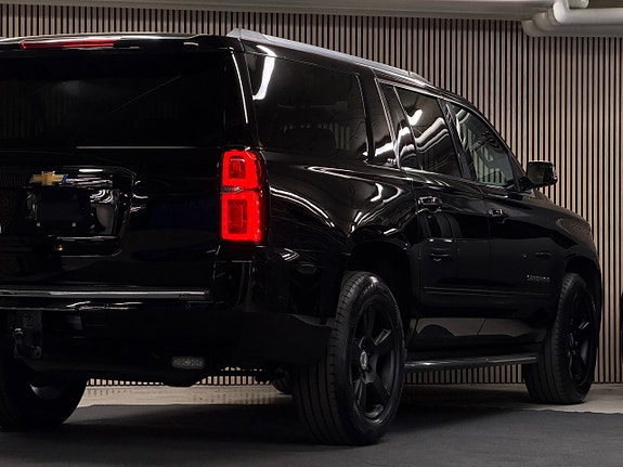 Chevrolet Suburban 11 of 30