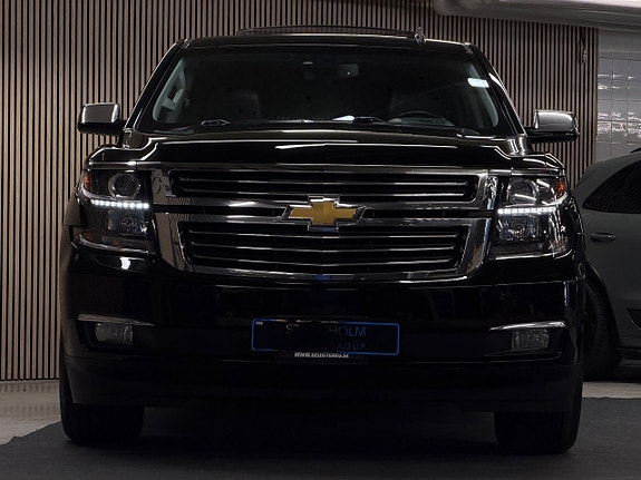 Chevrolet Suburban 2 of 5