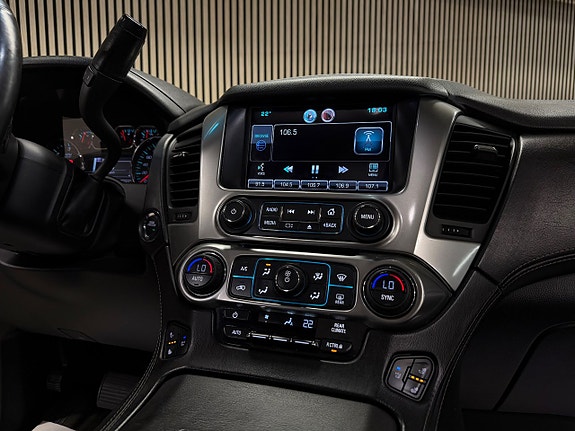 Chevrolet Suburban 23 of 30