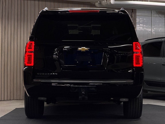 Chevrolet Suburban 15 of 30