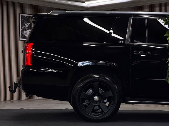 Chevrolet Suburban 14 of 30