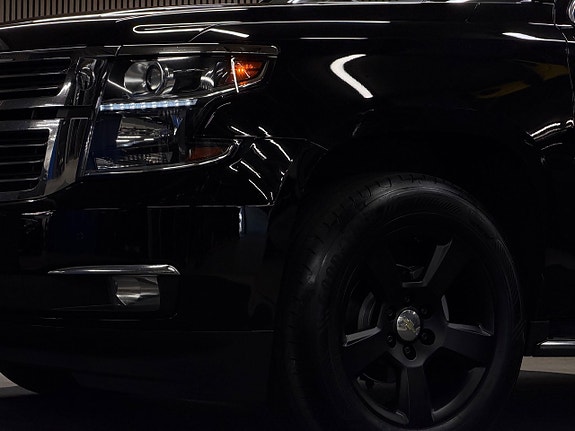 Chevrolet Suburban 5 of 5