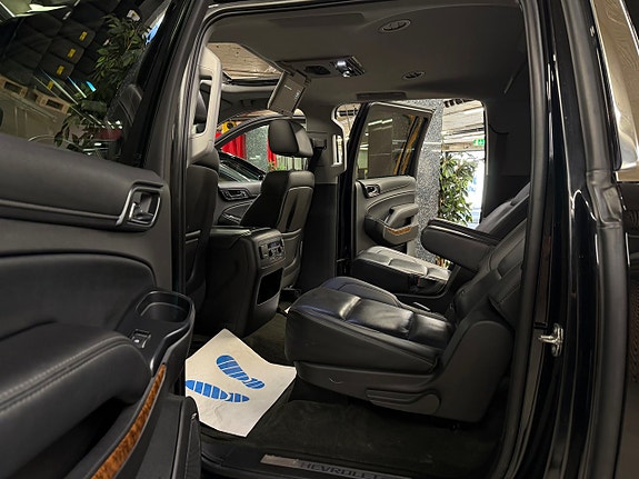 Chevrolet Suburban 30 of 30