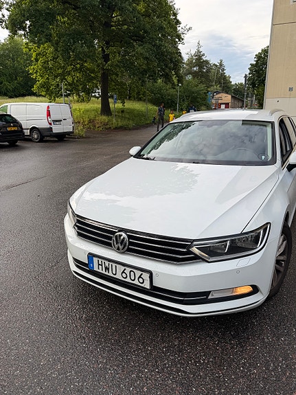 Volkswagen Passat 2 of 3