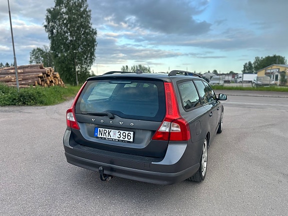 Volvo V70 4 of 5