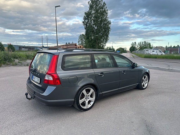 Volvo V70 3 of 5