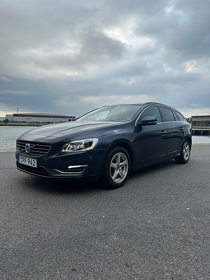 Volvo V60 2 of 5