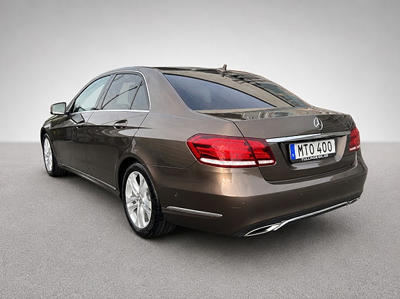 Mercedes-Benz E220 2 of 5