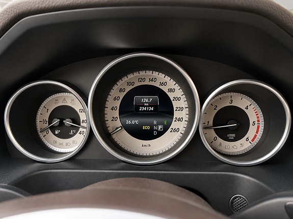 Mercedes-Benz E220 6 of 8