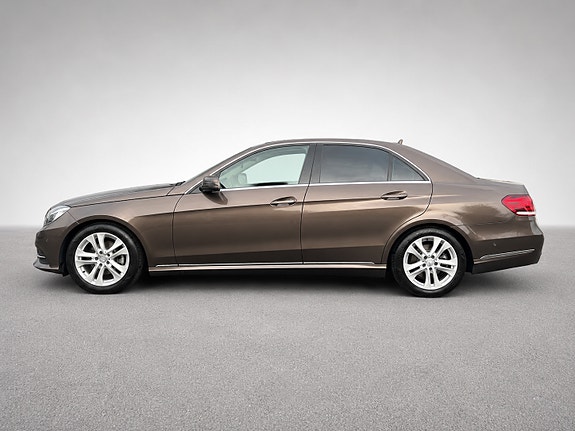 Mercedes-Benz E220 3 of 5