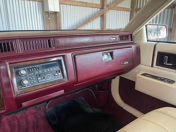 Cadillac Deville 17 of 19