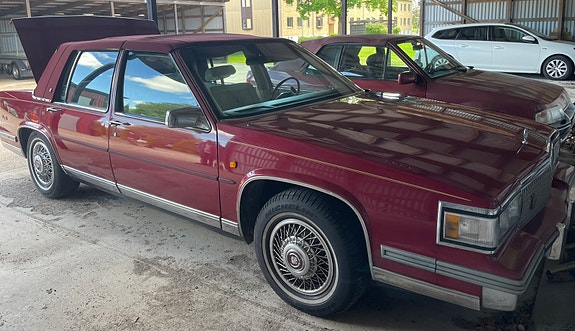 Cadillac Deville 4 of 5