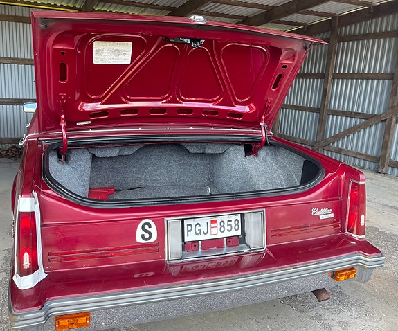 Cadillac Deville 7 of 19