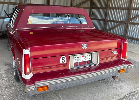 Cadillac Deville 5 of 5