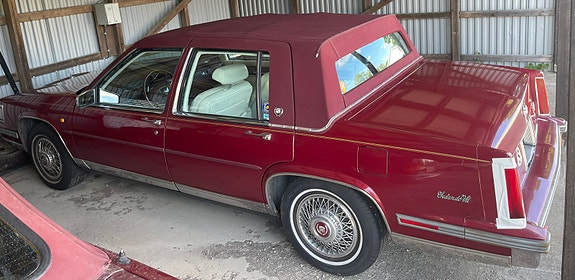 Cadillac Deville 2 of 5