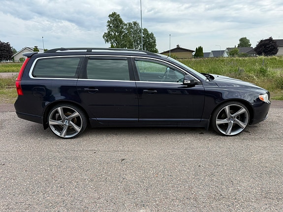 Volvo V70 2 of 11