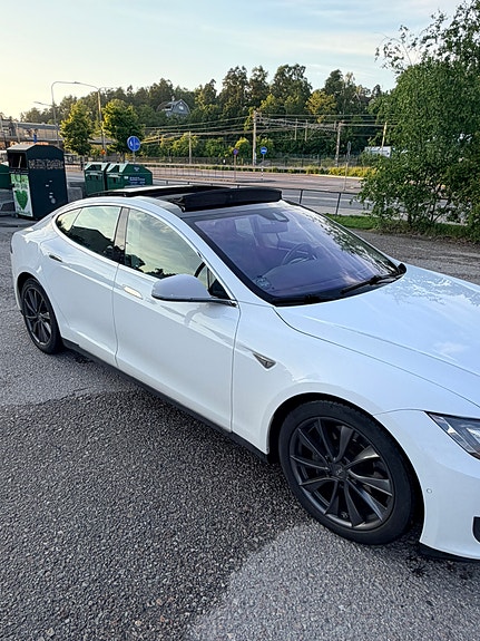 Tesla Model S 4 of 11