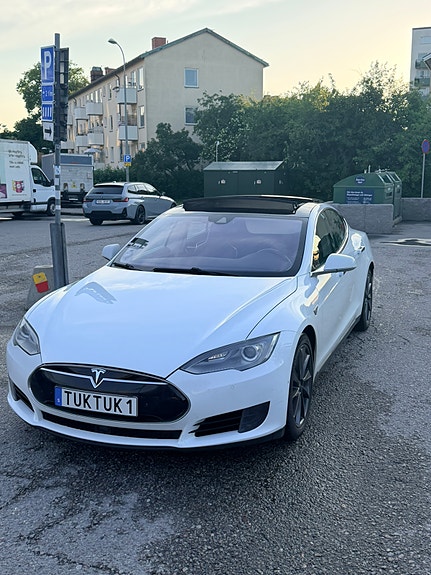Tesla Model S 2 of 11