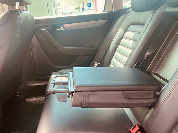 Volkswagen Passat 14 of 28