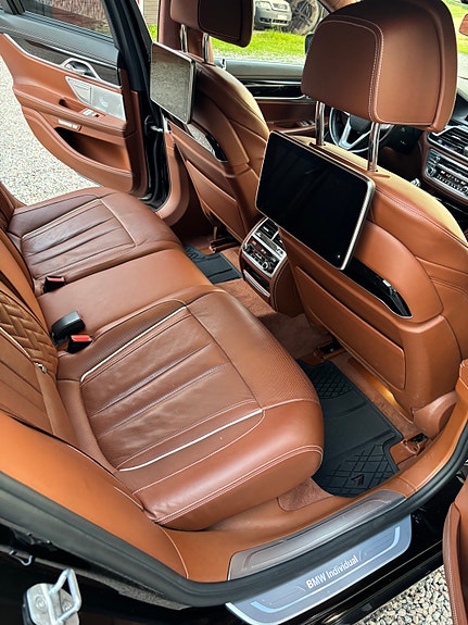 BMW 750i 5 of 5