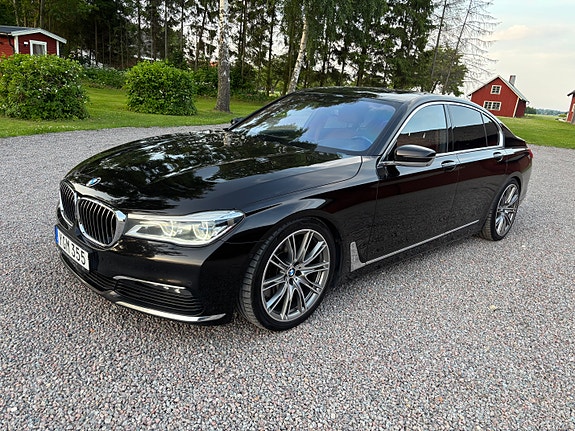 BMW 750i 2 of 5