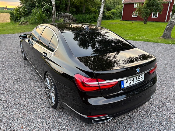 BMW 750i 4 of 5