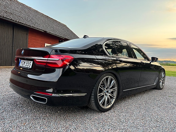 BMW 750i 3 of 5
