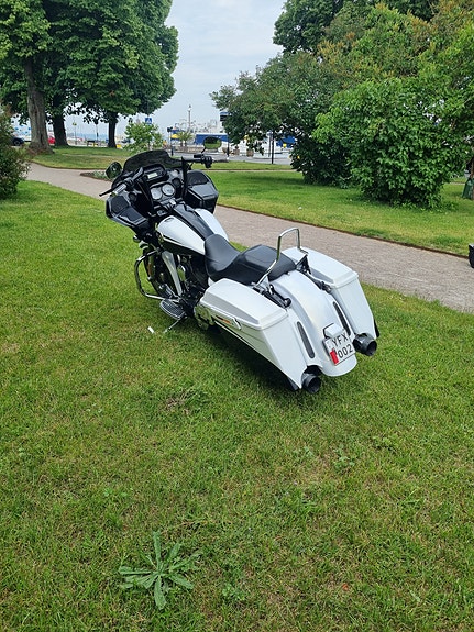 Harley-Davidson Road Glide Ultra cvo 4 of 7