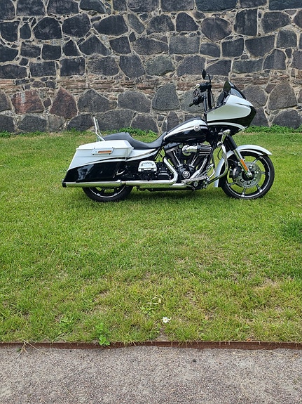 Harley-Davidson Road Glide Ultra cvo 2 of 7