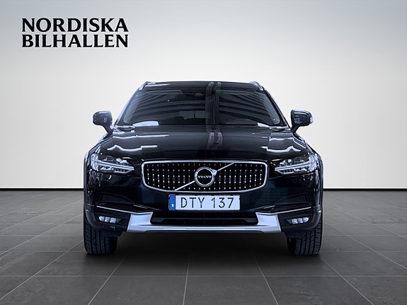 Volvo V90 Cross Country 2 of 5